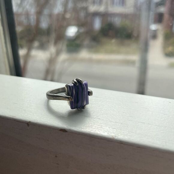 Silver colored ring with a purple stone - Picture 3 of 7